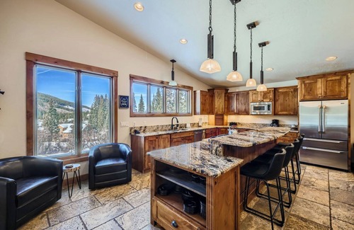 Blue River House | Free SkyCard - Spacious Luxury Home, Private Hot Tub, Theater - Casa de Plata