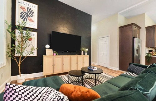 Point Breeze North Apartment | FreeParking+BBQ+Netflix Near Shops in East Liberty
