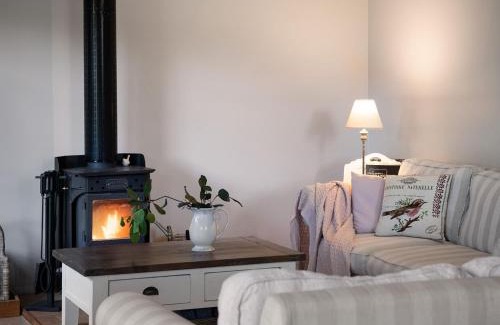Hepburn Springs House | French Cottage- 2 bedrooms with huge spa