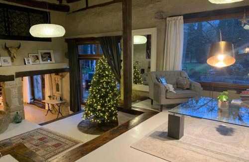 Hery-sur-Alby Villa | French Farmhouse between Lake & Mountain