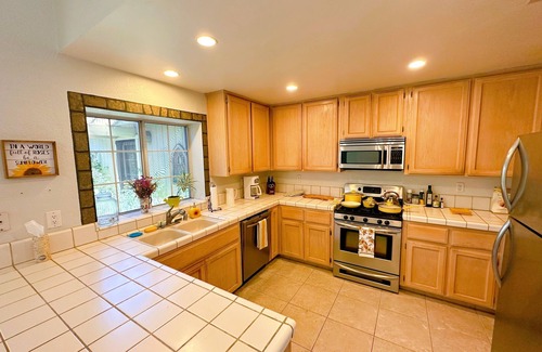 Rocklin House | French Style Cozy Home - Temporary Housing!nDesired Rocklin Location!