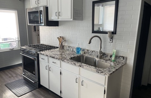 Two Rivers House | Fresh Coast Bar- Sleeps 12. 2 Blocks to Lake Michigan . Perfect for events!
