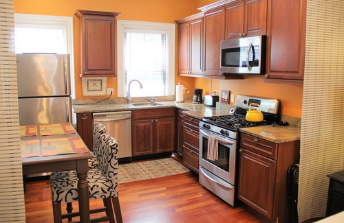 Highland Park Apartment | Fresh Modern City Loft Apt! Easy Access to the city!