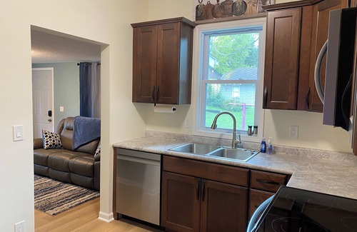 Dallas Center House | Fresh Remodel! Whole House Getaway Near DSM! Book 7+ days and save!