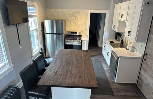 Milwaukee Apartment | Freshly remodeled 2 bdrm apartment. Less than a .07 mile walk to Brewers Stadium