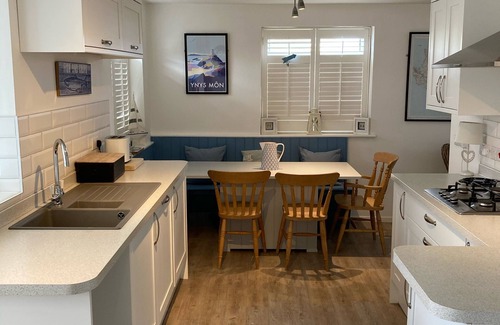 Rhosneigr House | Freshwinds is a wonderful sea-side holiday home with breath taking sea views