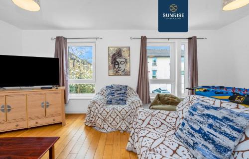 Glenisla Villa | Friary Townhouse - 5 Double Bedrooms, 4 Bathrooms, GYM, GAMES, GARDEN, Fully Equipped, Free Parking, Central Location, Contractors and Trades People Favourite, INVOICE and REDUCED PRICE only via SUNRISE SHORT LETS Dundee