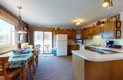Ponderosa Pines Cabin | Friendly cabin with WiFi & wood-burning stove - one mile from the Rio Grande