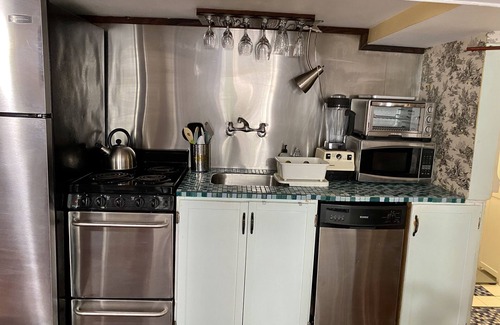 Los Feliz Apartment | Friendly Hobbit Hole at Griffith Park