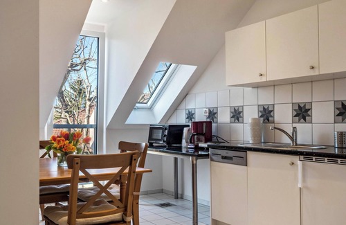 Kreuzlingen Apartment | Friendly Holiday Apartment "Alpenrose" near the Old Town with Balcony and Garden