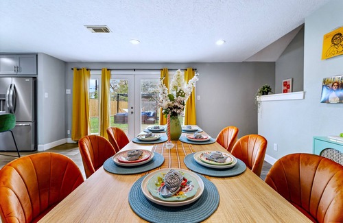 Westbury House | Friends-Themed 4BD + Pingpong & Outdoor Theater