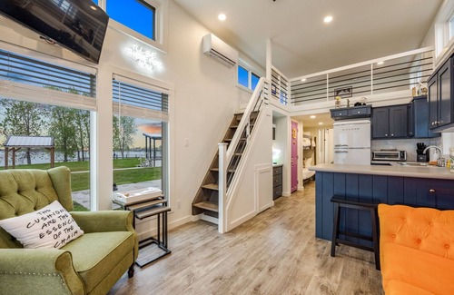 Kerens Cabin | Friends Tiny Lake House: Friends themed tiny home on Richland Chambers Lake