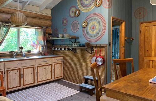 Kukuihaele Cabin | FROG POND Cozy, streamside family cabin for 3 - 4