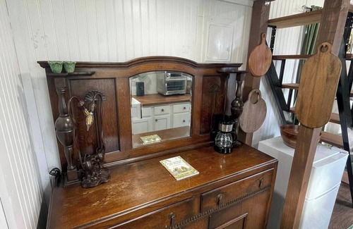 Alvin Cabin | ~ Frog & Toads Cozy Cove ~ A tiny home with a big personality!