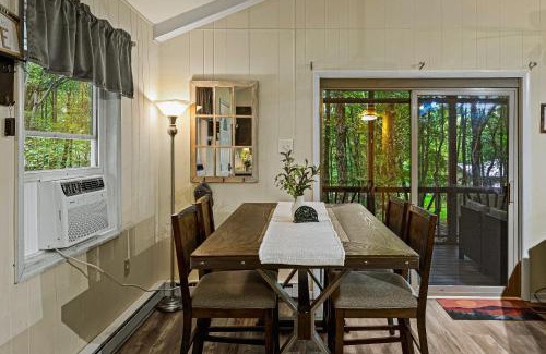 Briar Crest Woods House | Frolic on Fern by AvantStay Enclosed Deck w Forest Views Bar
