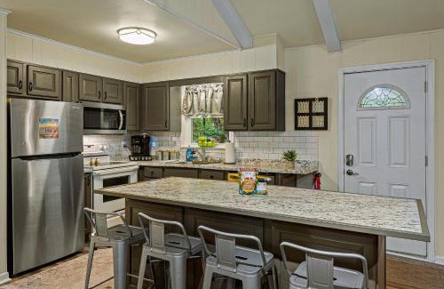 Briar Crest Woods House | Frolic on Fern by AvantStay Enclosed Deck w Forest Views Bar