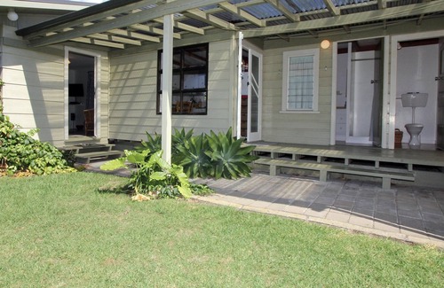 Hahei Cottage | Front Bach Hideaway - Hahei Holiday Home