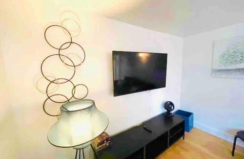 Poets Corner Apartment | Front House 3 bedroom flat nice street, walk to BART, shops