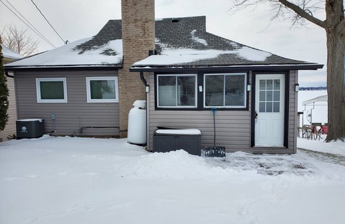 Lindsay Cottage | Front lake view cottage with peace and quite place