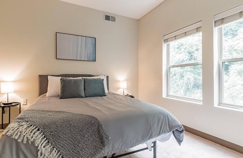 Oakland Apartment | Frontdesk | 1 BR Apt close to the National Aviary