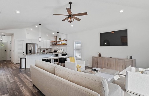 Fruitville House | Fruitville Haven - Cozy KING Bed/Free Wi-Fi
