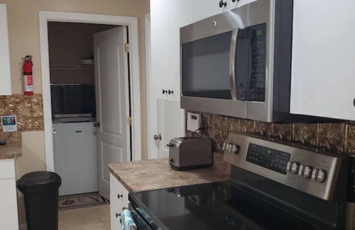 Eisenhower House | Ft Myers-Lehigh Acres/Saltwater Electric Heated Pool + 3 Waterfalls/Hot Tub