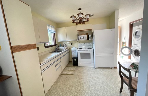 Schreiber House | Full 3 Bedroom Lake house House on Walker Lake, Epic Sunsets Just Outside Town