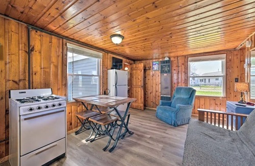 Houghton Lake Cabin | Full Cabin: 21 Steps to the Lake! PET FRIENDLY!
