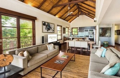 Tanjungbenoa Villa | Full kitchen facilities and a living room & Beach View