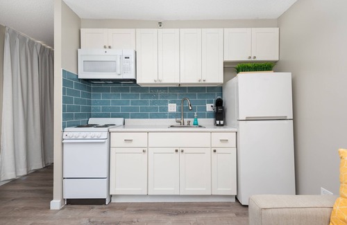 Honolulu Condo | Full Kitchen- Free Parking- 2 Balconies