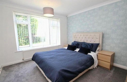 Thurnscoe House | Full Modern Home - short & long stays
