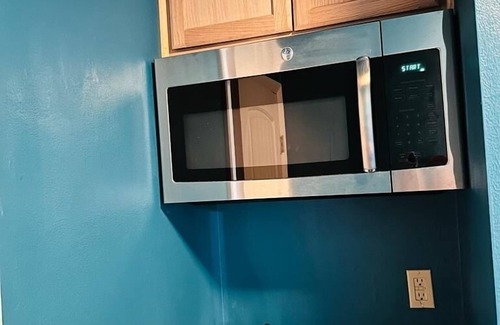 Lawton Apartment | Fully Equipped Studio - 5 mins from the Fort-Sill Military base, and Walmart.