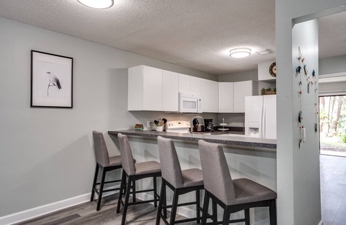 Orange Park House | Fully Fenced |King Suite |Small Dogs Ok |Near NAS Jax|20 min to JIA |Month Stays Accepted| BBQ