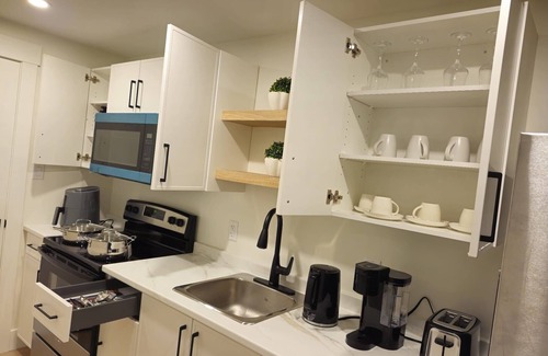 Moncton House | Fully furnished 1-bed basement apt in Moncton, fits 3 adults. Modern & cozyrnrn
