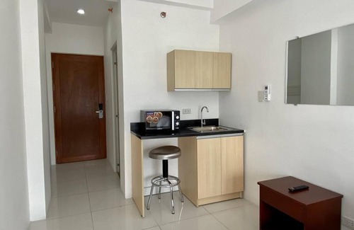 Palanan Condo | Fully Furnished Condo with Balcony