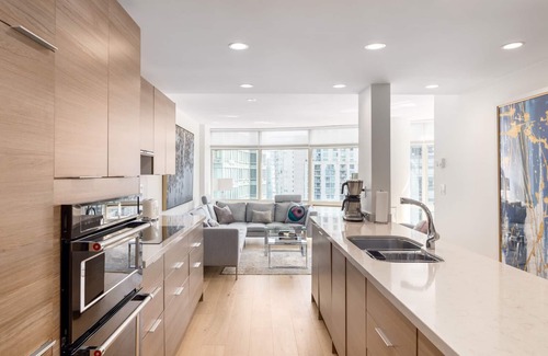 Coal Harbour Condo | Fully furnished Spacious luxury suite with water & mountain views - Coal Harbour