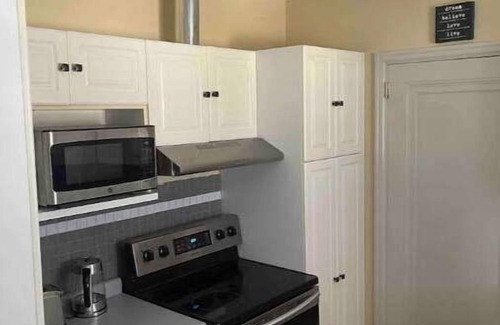 Southmont Apartment | Fully Furnished Upper Suite in quiet Southmont.