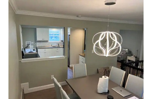 Islip House | fully Modern 3 bedroom 65"smart tvs cable bluetooth speakers etc