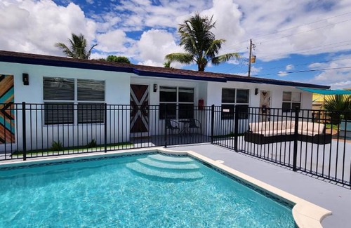 Central Oakland Park Villa | Fully Private & Spacious Villa, w Pool and Patios, Near the Beaches, Family Friendly, 3 Separated Cozy Apts w kitchen & Living room
