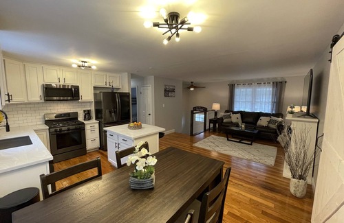 Geyser Crest House | Fully renovated- 2 LIVING ROOMS, HOT TUB, POOL, GAME ROOM, FIREPIT, PAGODA.