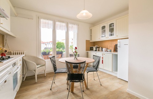 Faubourg Sud Apartment | Fully Renovated 2 Bedroom Apartment +Sitting Room Sofa Bed 7mn Centre Ville