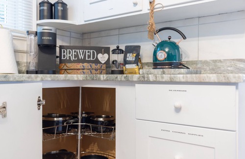 High Point House | Fully Renovated 5BR Historic Retreat - Walk to High Point U & Market - Sleeps 14