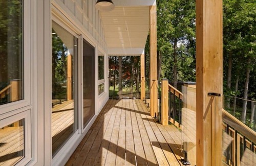 Oro-Medonte Cabin | Fully Renovated Waterfront Cottage on Lake Simcoe 1 hr from the GTA