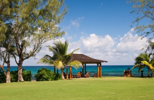 Discovery Bay Villa | Fully Staffed Luxurious 9 Bedroom Beachfront Villa in Discovery Bay.