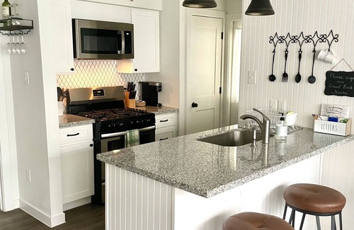 El Lago House | Fully Updated Beautiful Seabrook Barn Style Cottage