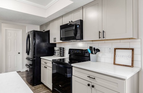Kilbourne House | Fully updated w/Large great room for family time, game room, Close to Zoo!