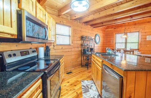 White Oak Lodge Cabin | *Fun 2BD Cabin w/GAMES! Hot Tub + Shared Pool*