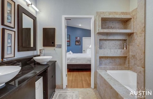 Bryker Woods House | Fun For the Whole Family - Easy Access to Downtown