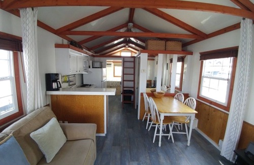 Charlestown Boat Rental | Fun houseboat. Walk to Boston attractions WIFI