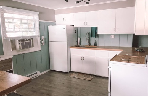 Middlefield Cottage | Fun Lake Front Cottage!